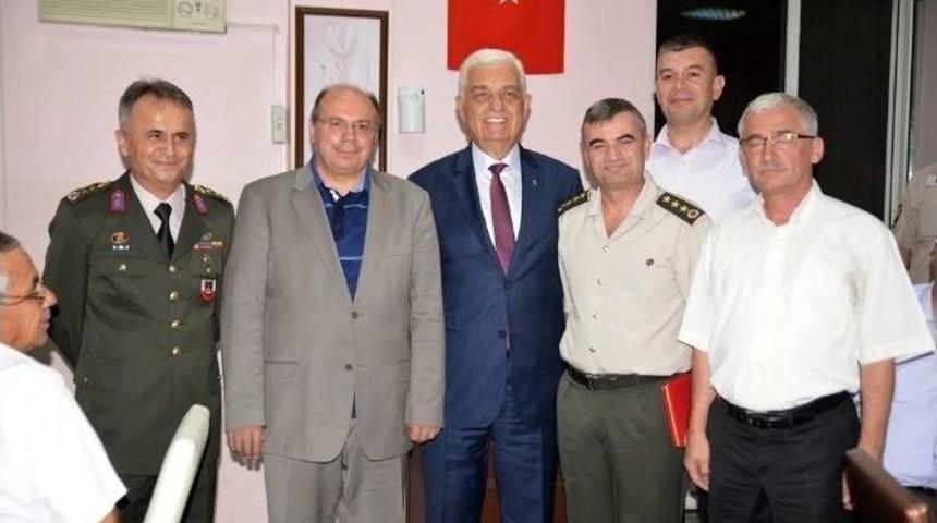 Vali &Ccedil;i&ccedil;ek, Şehit Aileleri İle İftar Yemeğinde Buluştu