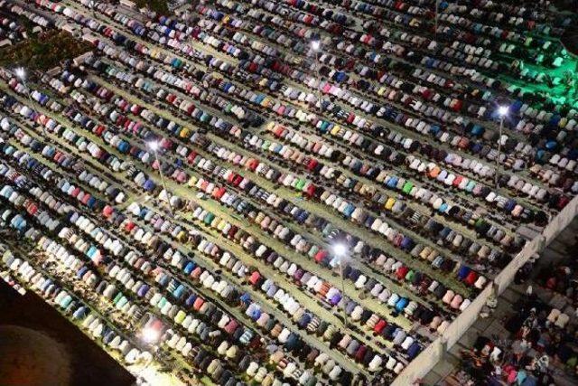 Mevlana Meydanı'nda Kadir Gecesi 60 Bin Kişi Namaz Kıldı