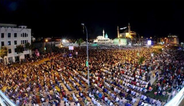 Mevlana Meydanı'nda Kadir Gecesi 60 Bin Kişi Namaz Kıldı