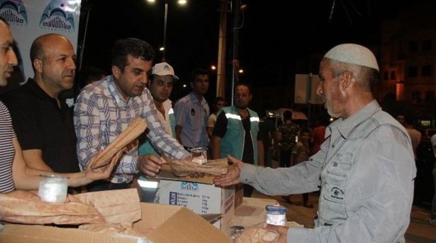 Eyy&uuml;biye Belediyesi Kumanya Dağıttı