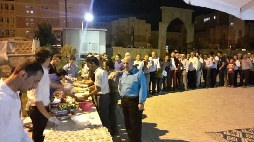 Cami Avlusunda Sahur