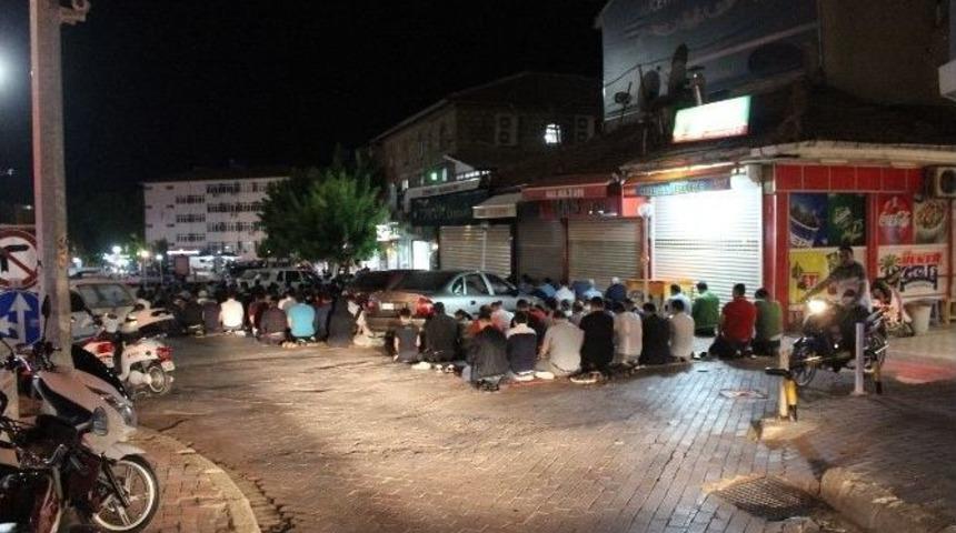 Cemaate Limonata İkramı