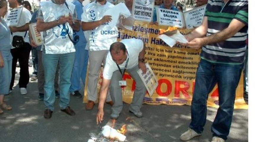 Sağlık Çalışanları Maaş Bordolarını Yaktı