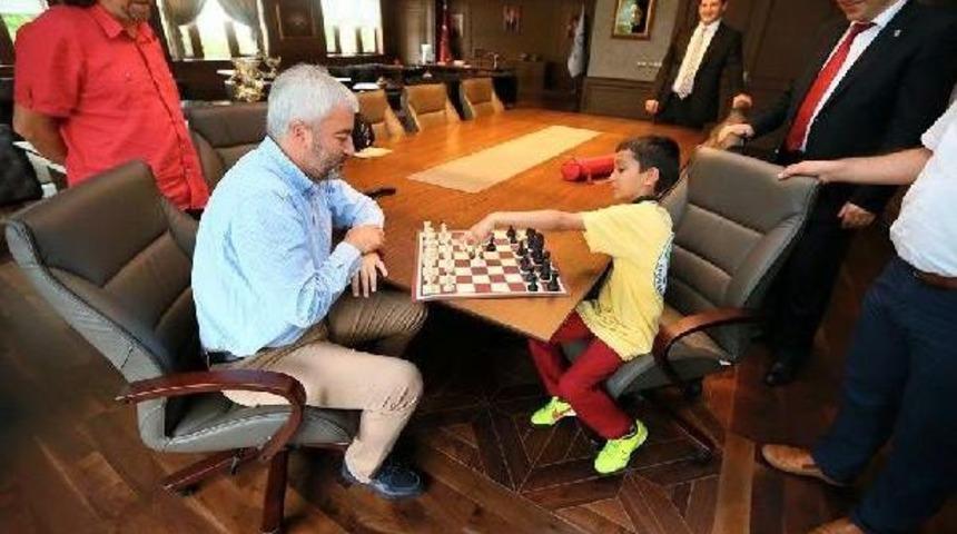 Avrupa &Uuml;&ccedil;&uuml;nc&uuml;s&uuml; 7 Yaşındaki Satran&ccedil;&ccedil;ıya Başkandan Altın