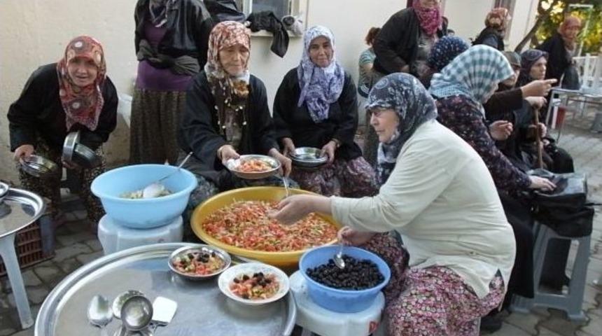 Dutluca K&ouml;y&uuml;nde Oru&ccedil;lar Hep Birlikte A&ccedil;ılıyor