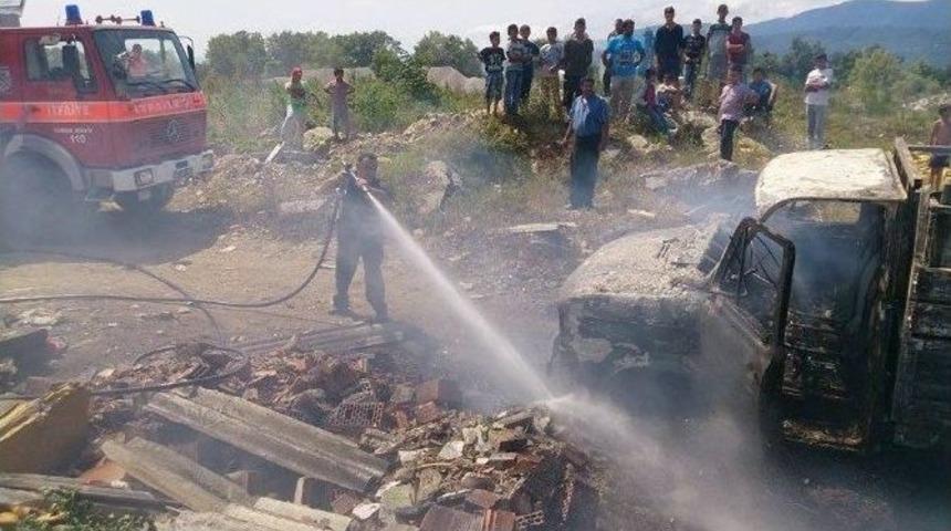 Hurda Y&uuml;kl&uuml; Kamyonet Yandı: 1 Yaralı