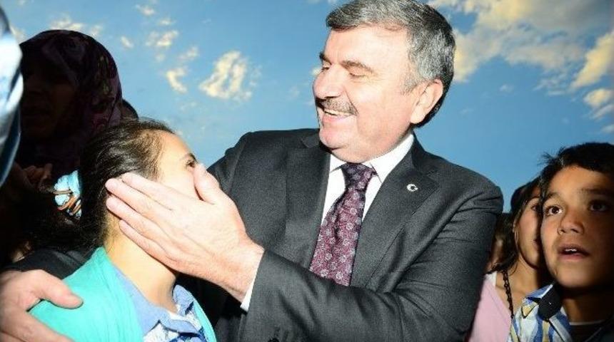 Konya B&uuml;y&uuml;kşehir Belediye Başkanı Aky&uuml;rek 100 Bin Kişiyle İftarda Buluştu