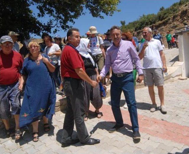 Karaburun'da Res Toplantısı Protesto Edildi, Arbede Çıktı