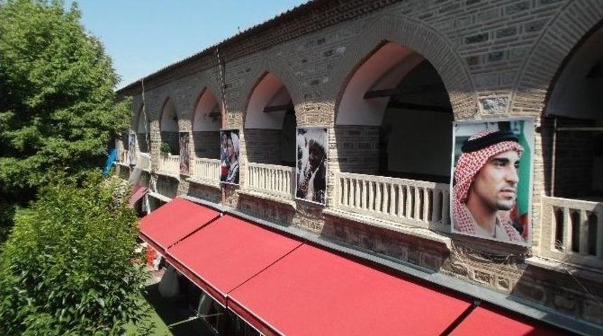 D&uuml;nyadan Y&uuml;zler Han Duvarlarında