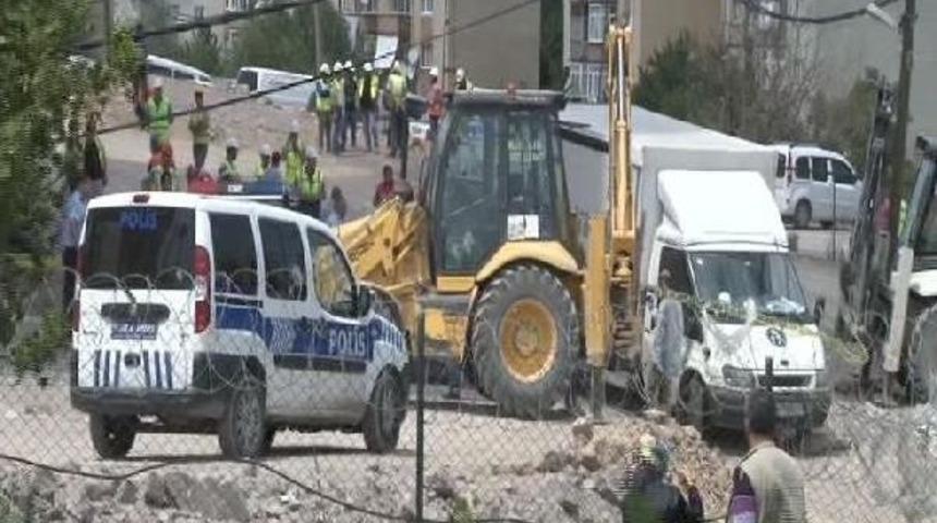 Rezidans Inşaatında Kamyonet &Ccedil;arpan Iş&ccedil;i &Ouml;ld&uuml;