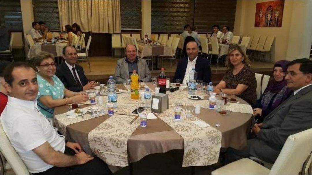 Vali &Ccedil;i&ccedil;ek, Valilik Personeli İle İftar Yemeğinde Bir Araya Geldi