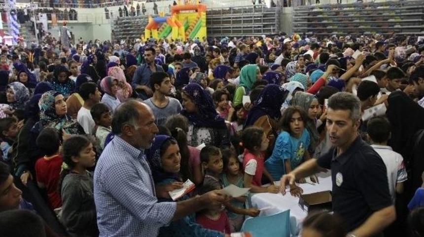 5 Bin &Ccedil;ocuğa Bayramlık Dağıtımında İzdiham