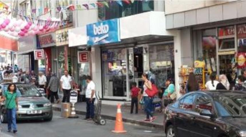 İcra Memurlarına Sopayla Direnen Esnafı Polis İkna Etti