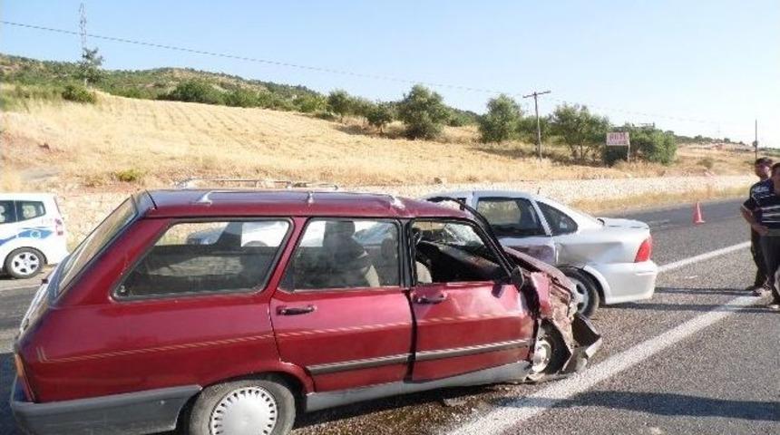 Adıyaman&rsquo;da İki Otomobil &Ccedil;arpıştı: 4 Yaralı