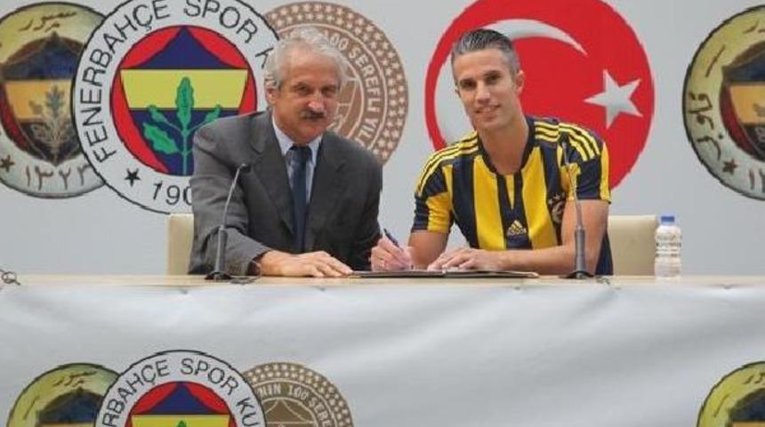 Robin Van Persie, Coşkulu Taraftarın &Ouml;n&uuml;nde Imzayı Attı