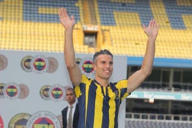 Robin Van Persie, Coşkulu Taraftarın Önünde Imzayı Attı