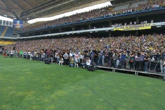 Robin Van Persie, Coşkulu Taraftarın Önünde Imzayı Attı