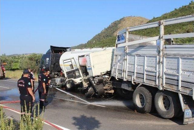 Akaryakıt Tankeri İle Kamyon Çarpıştı: 1 Yaralı