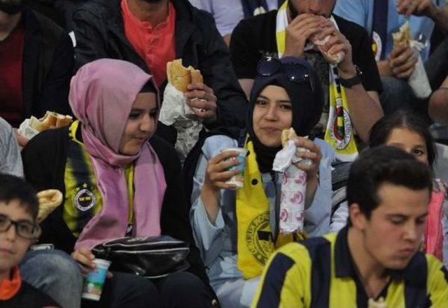 Tribünde Iftar