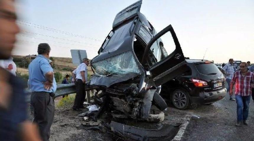 Kovancılar&rsquo;Da Iki Otomobil &Ccedil;arpıştı 7 Yaralı