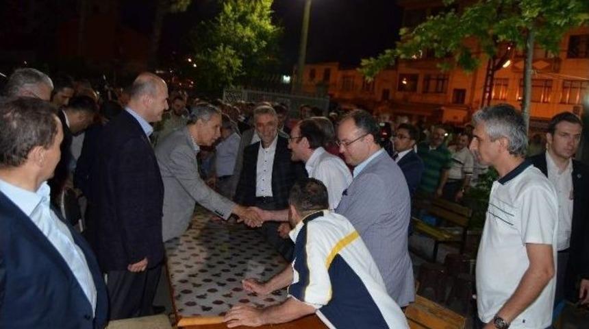 Başbakan Yardımcısı B&uuml;lent Arın&ccedil; Teravih Namazı Sonrası Vatandaşlarla &Ccedil;ay İ&ccedil;ti Sohbet Etti