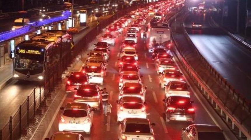 Bayram Trafiği Gece De S&uuml;rd&uuml;