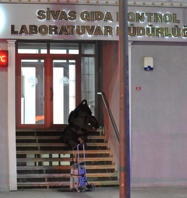 Sivas'ta Caddeye Bırakılan Kutu Bomba Paniğine Neden Oldu