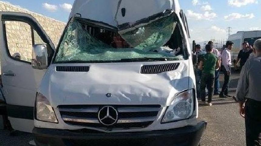 Kamyondan D&uuml;şen Su Deposu Minib&uuml;se &Ccedil;arptı: 2 Yaralı