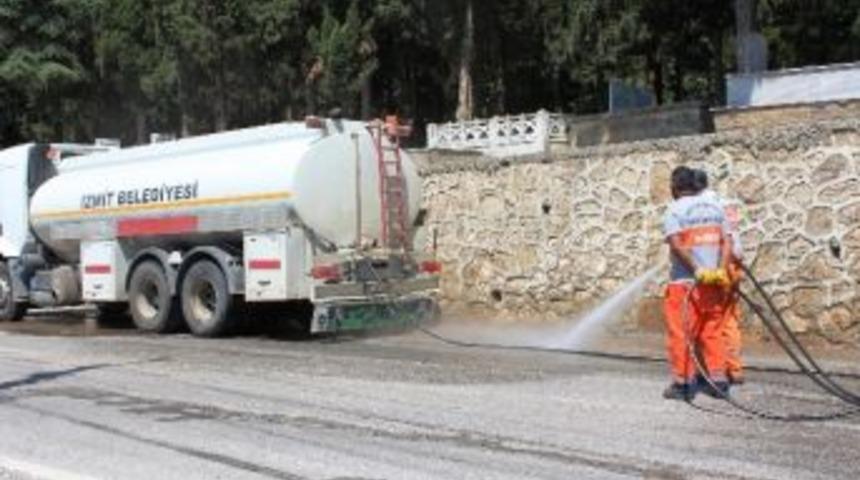 İzmit&rsquo;te Cami Ve Mezarlıklarda Bayram Temizliği