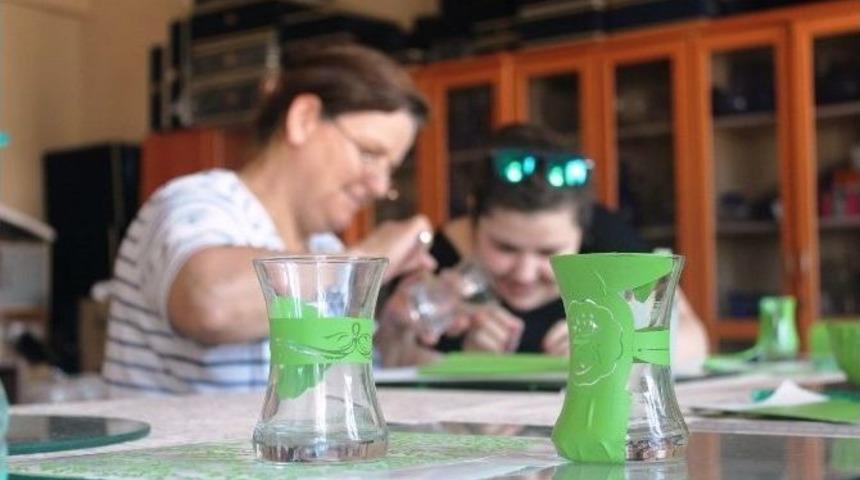 Cam Objeler Onların Elinde Yeniden Şekilleniyor