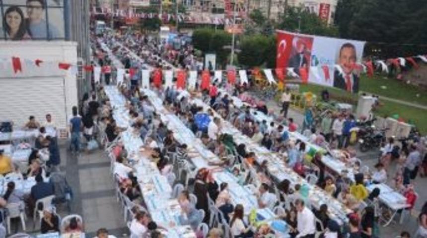 İzmit Belediyesi Binlerce Kişiyi İftarda Buluşturdu