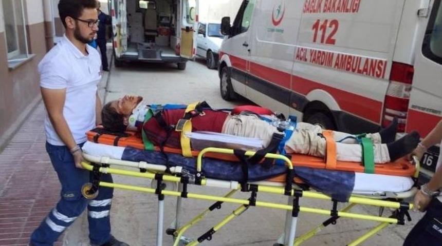 Bursa&rsquo;da Motosiklet Kamyonete &Ccedil;arptı: 1 Yaralı