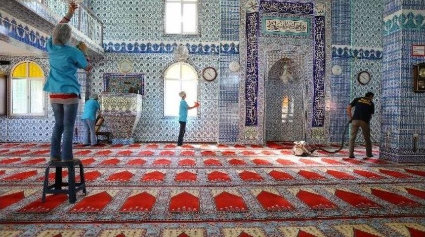 Buca&rsquo;da Camiler Bayrama Hazır