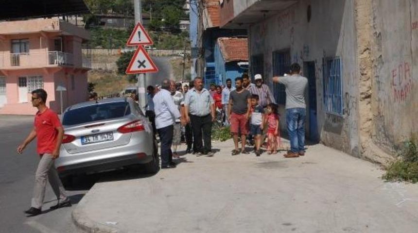 Romanlardan, &Ccedil;i&ccedil;ek Sattırmayan Zabıtaya Protesto