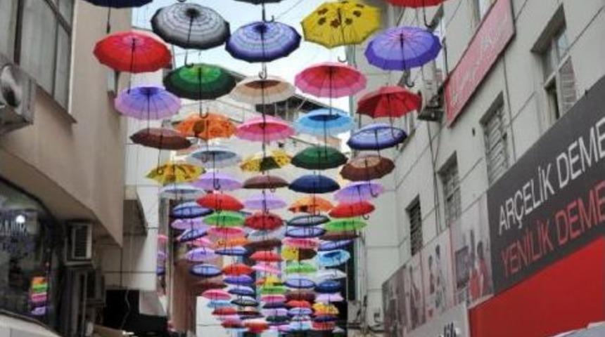 'yağmurun Şehri Rize&rsquo;De Sokağa Şemsiyeli S&uuml;sleme
