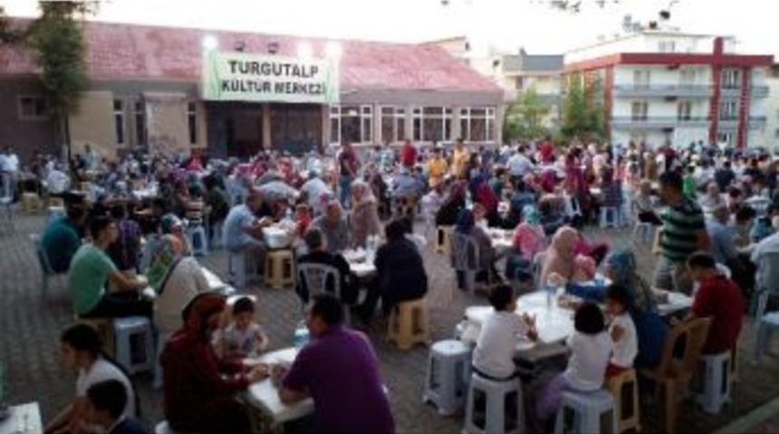 Turgutalp&rsquo;in Gen&ccedil;lerinden Somalılara İftar