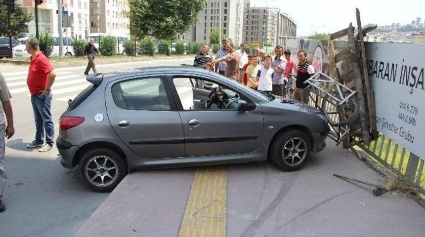 Otomobilin &Ccedil;arptığı Hurdacı Yaralandı