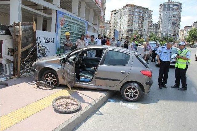 Otomobilin Çarptığı Hurdacı Yaralandı