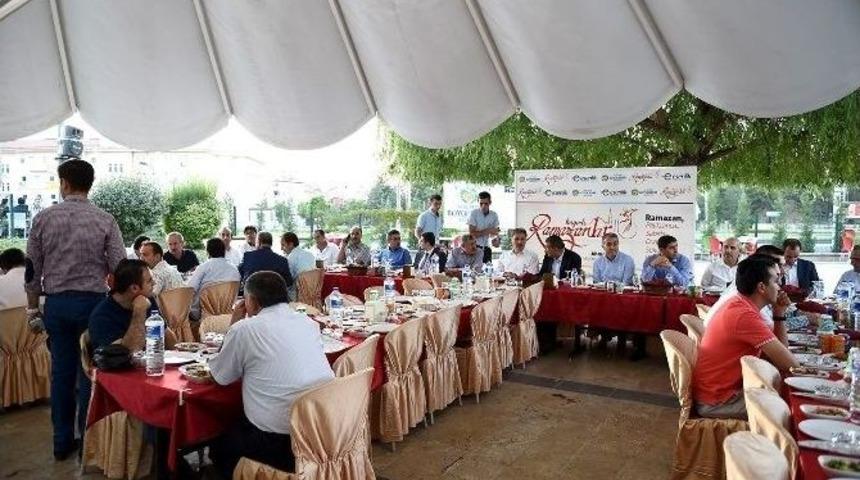 İl&ccedil;e Belediye Y&ouml;neticileriyle Biraraya Gelen Başkan &Ccedil;akır: