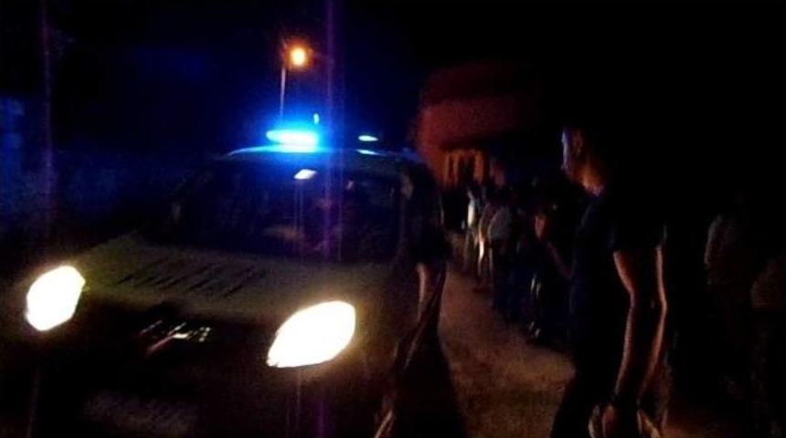 Adıyaman&rsquo;da Polis Aracı Ş&uuml;phelilerin Yakınları Tarafından Taşlandı