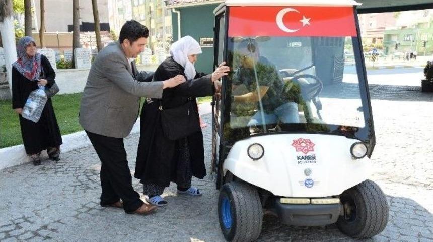 Golf Arabasıyla Mezarlık Ziyareti