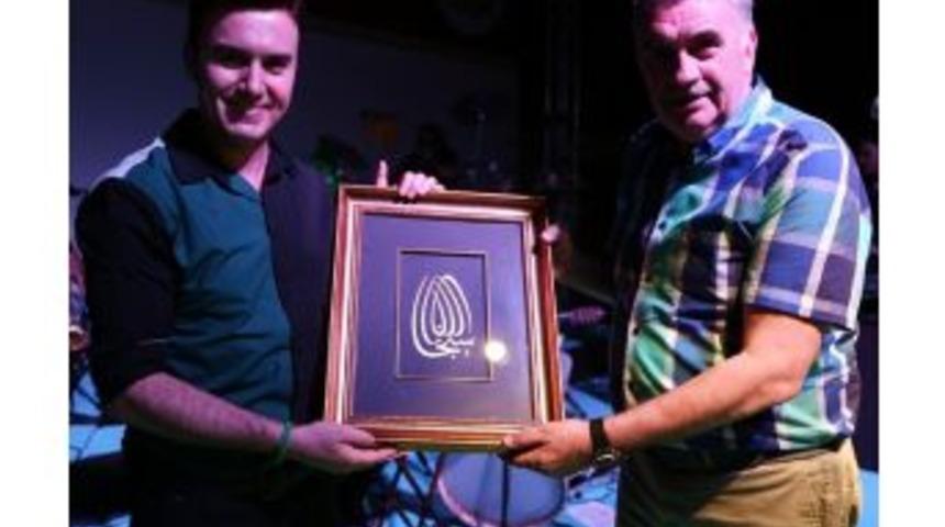 &Uuml;nl&uuml; Sanat&ccedil;ı Ceceli, Konserde İlahi S&ouml;yledi