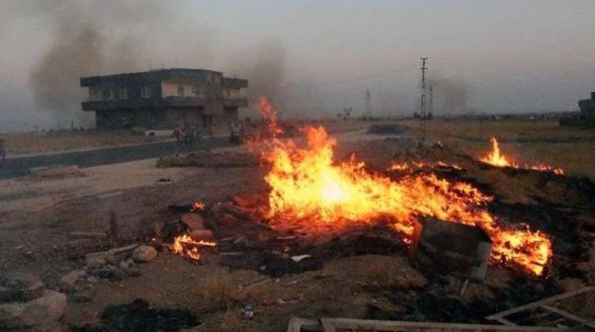Yangında Devrilen Direk, Mahalleyi Elektriksiz Bıraktı