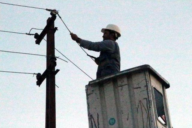 Yangında Devrilen Direk, Mahalleyi Elektriksiz Bıraktı