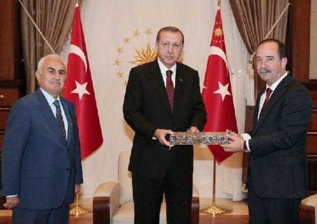 Cumhurbaşkanı Ve Kılıçdaroğlu'na Kırmızı Dipli Mumla Kırkpınar Daveti