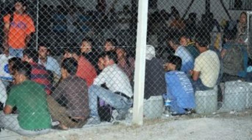 Ka&ccedil;ak G&ouml;&ccedil;menler Boğulmak &Uuml;zereyken Kurtarıldı