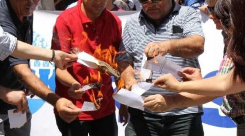 Balıkesir'de Kamu Emek&ccedil;ileri Bordro Yaktı