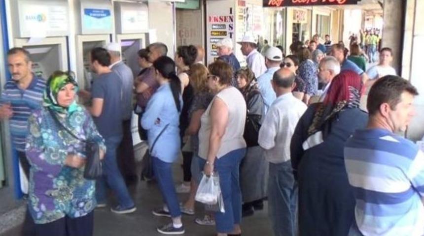 Bayram &Ouml;ncesi Atm&rsquo;lerde Emekli Maaşı Kuyruğu