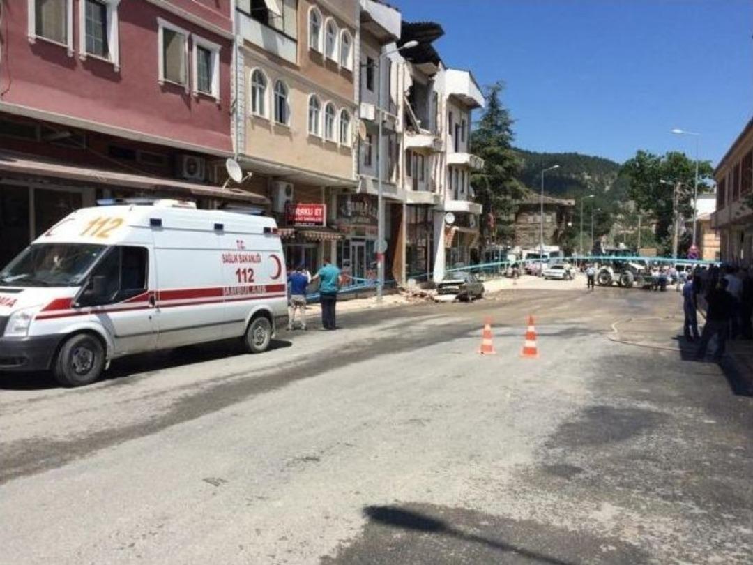 Binadan D&uuml;şen Beton Duvarın Altında Kaldı: 1 &Ouml;l&uuml;