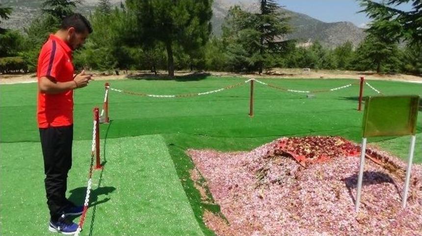 Antalyaspor, S&uuml;leyman Demirel&rsquo;i Mezarı Başında Ziyaret Etti